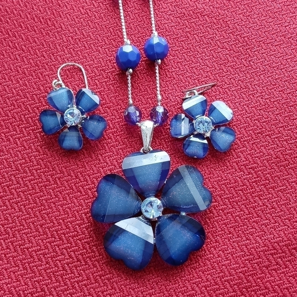 Matching set 20 in necklace and pierced earrings